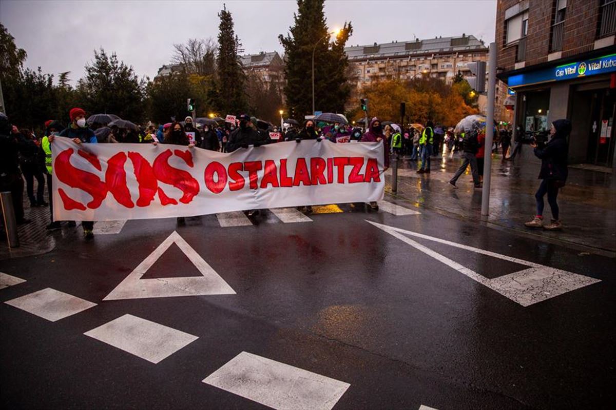 Una protesta anterior de SOS Ostalaritza en Vitoria