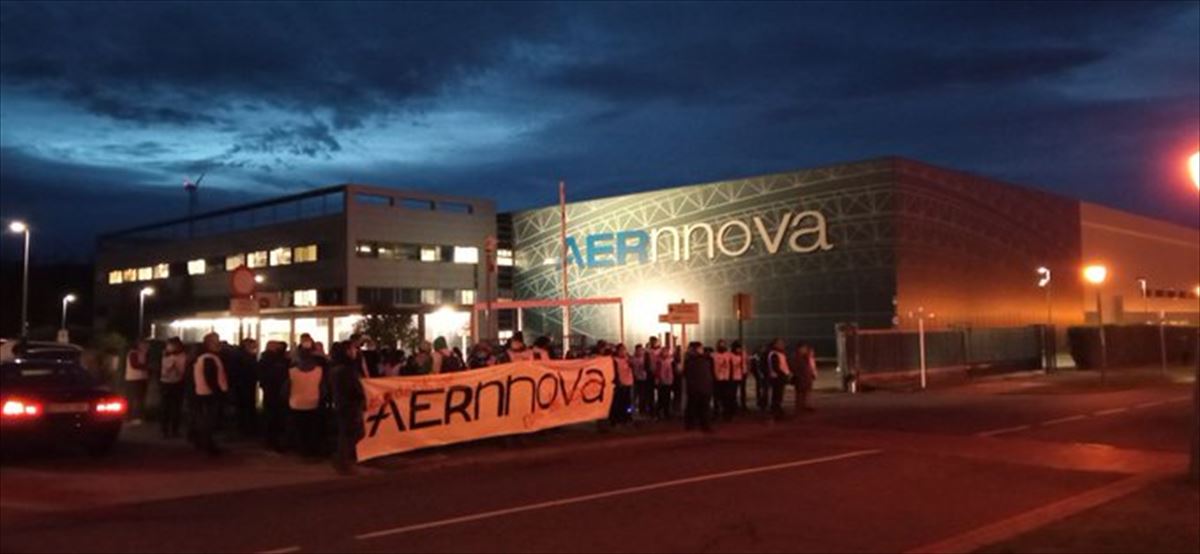 Protesta de los trabajadores de Aernnova ante la planta de Berantevilla