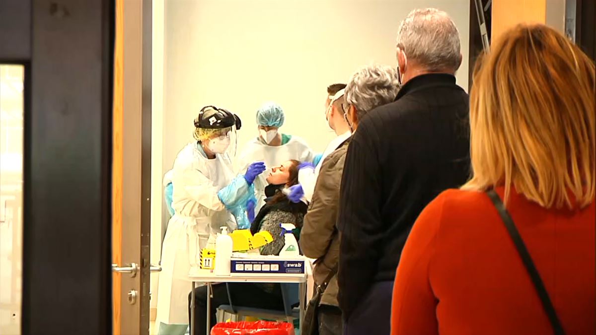 Gente haciendo cola para que les realicen una PCR en Mondragón