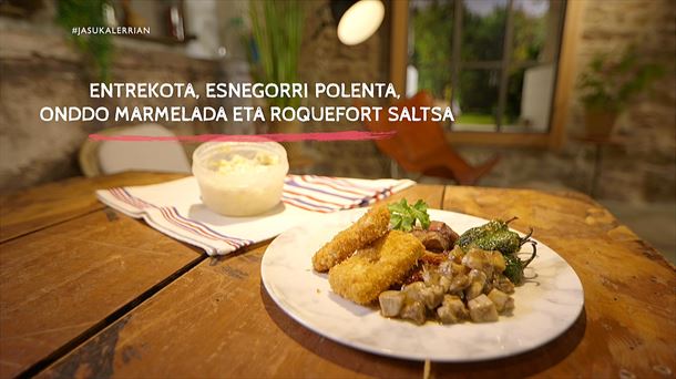 Entrekota, esnegorri polenta, onddo marmelada eta Roquefort saltsa