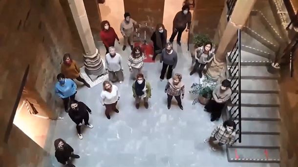 Azpeitiko Merkatarien Elkarteak herriko dendarien ahotsak batu ditu bertsio honetan