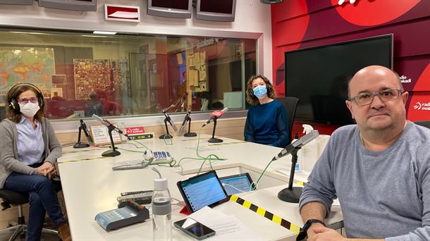 Pepa Muñoz, Amaia Fernández e Iñigo Lejarza en estudios de Radio Euskadi