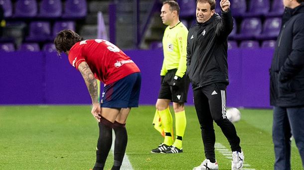 Arrasate transmite sus indicaciones a Juan Cruz en la derrota frente al Valladolid (vía @CAOsasuna)