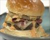 Big Kahuna Burger con batido blanco Jack Rabbit Slim’s