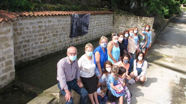 Foto de grupo del día del homenaje a las mujeres en el lavadero del concejo.