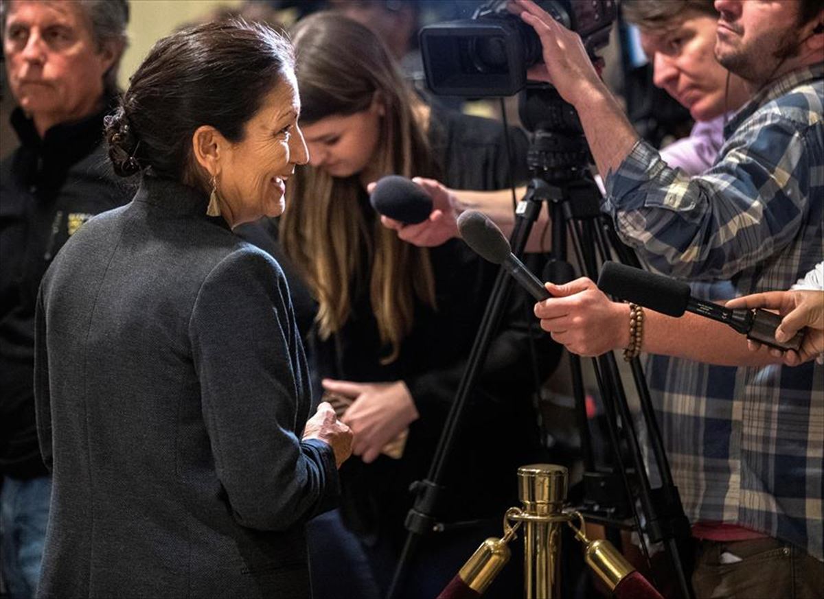 Deb Haaland, nueva secretaria de Interior de EE. UU., atendiendo a los medios