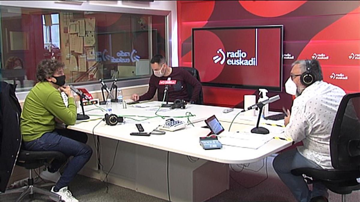 Eneko Andueza e Iker Casanova, en 'Parlamento en las Ondas' de Radio Euskadi.