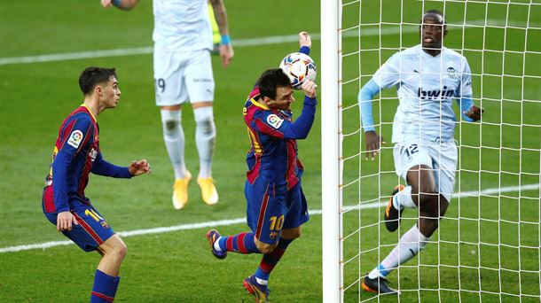 Leo Messi marca de cabeza el gol ante el Valencia.