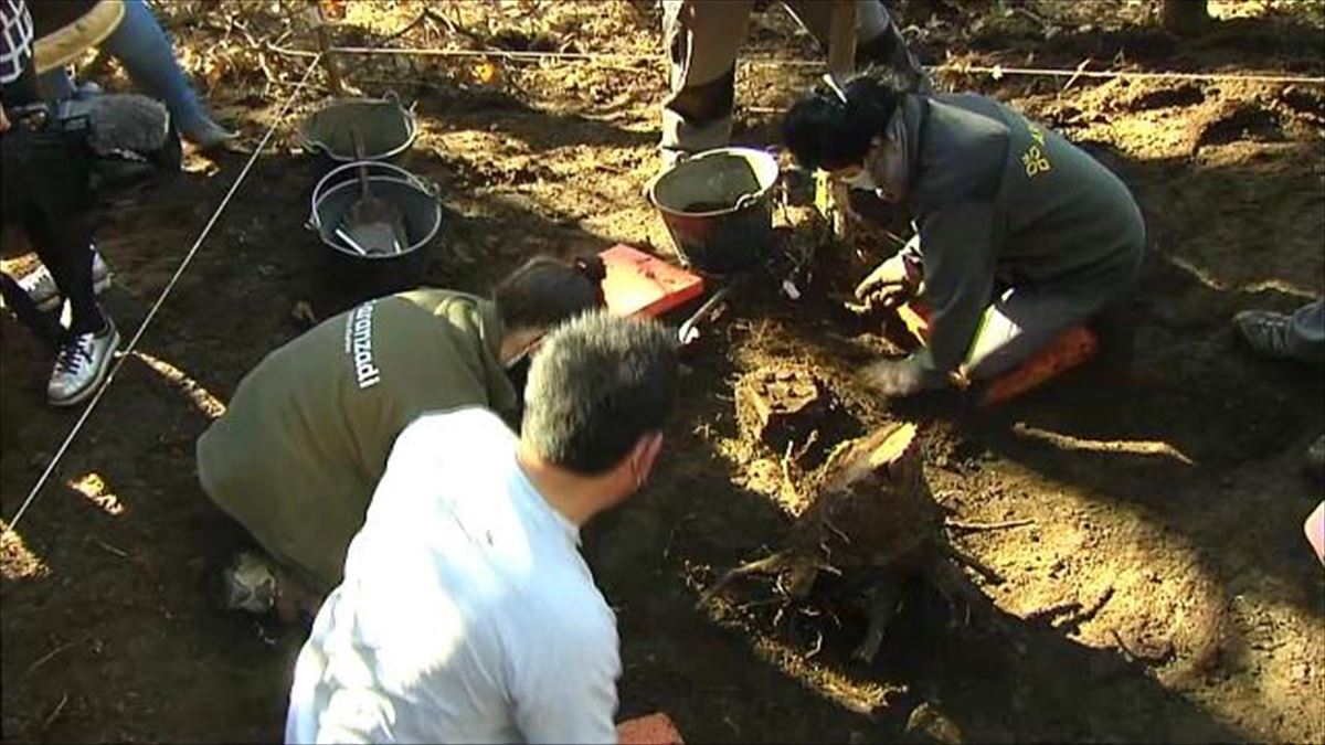 Labores de exhumación del equipo de la Sociedad de Ciencias Aranzadi. Imagen: EiTB