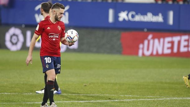 Roberto Torres se dispone a lanzar el penalty frente al Villarreal (vía @CAOsasuna)