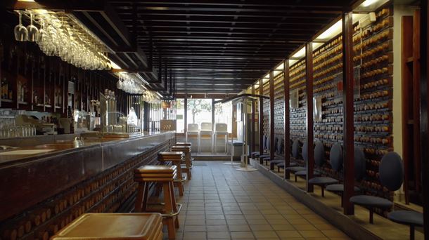 El interior de un bar. Foto de archivo.