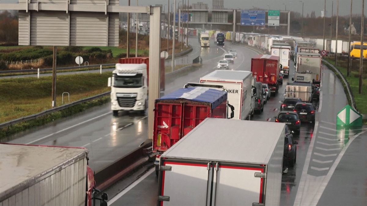 Transportistas en Reino Unido atrapados. Imagen: Agencias