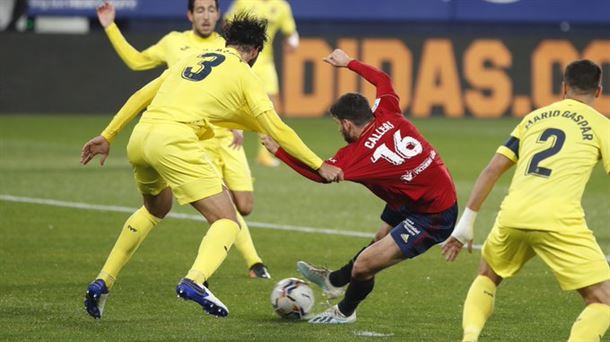 El árbitro Vázquez Figueroa no pitó penalty en este derribo a Calleri en el área (vía @CAOsasuna)