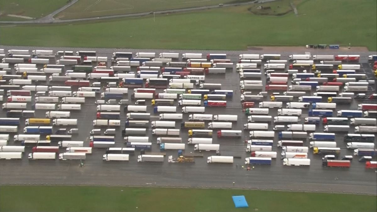 Camiones en Dover. Imagen obtenida de un vídeo de ETB.