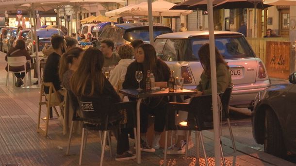 Taberna bateko terraza. ETBren bideo batetik ateratako irudia.