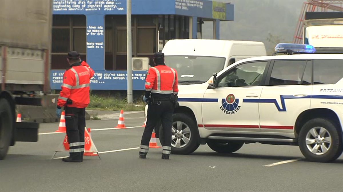 Control de la Ertzaintza. Imagen obtenida de un vídeo de ETB.