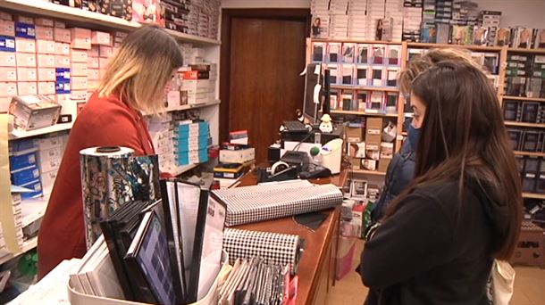 Vendedora y clientas en un comercio de Bilbao. Foto extraída de un vídeo de EITB.