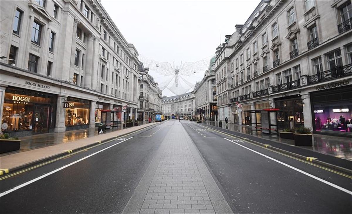 Imagen desértica de una calle comercial en el centro de Londres.