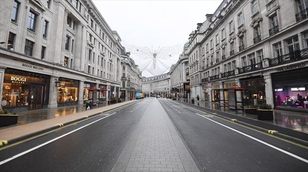 Imagen desértica de una calle comercial en el centro de Londres.