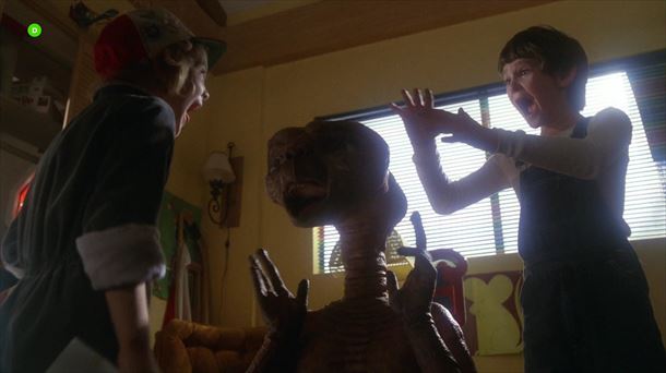 Drew Barrymore y Henry Thomas en un fotograma de la película 'E.T. estralurtarra'