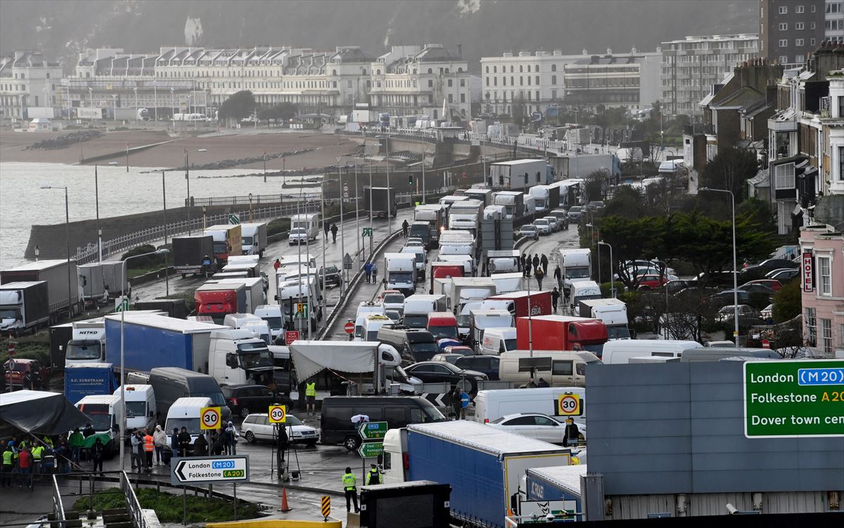 Camiones se agolpan a la entrada del Puerto de Dover, ayer en Reino Unido. 