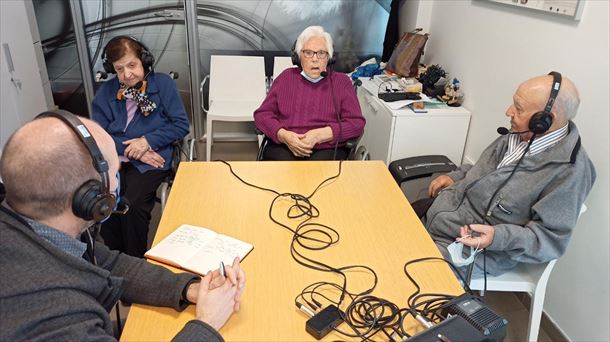 Bediako Jandoniz egoitzan, Marcelina, Carmen eta Marcelino, Iñaki Guridirekin solasean