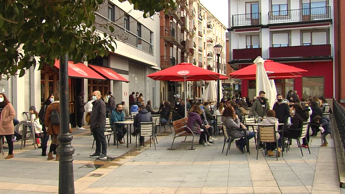 Terrazas llenas al mediodía. Imagen obtenida de un vídeo de ETB.