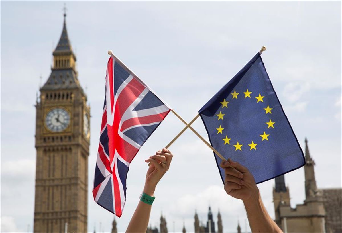 Las banderas de Reino Unido y Unión Europea, en Londres.