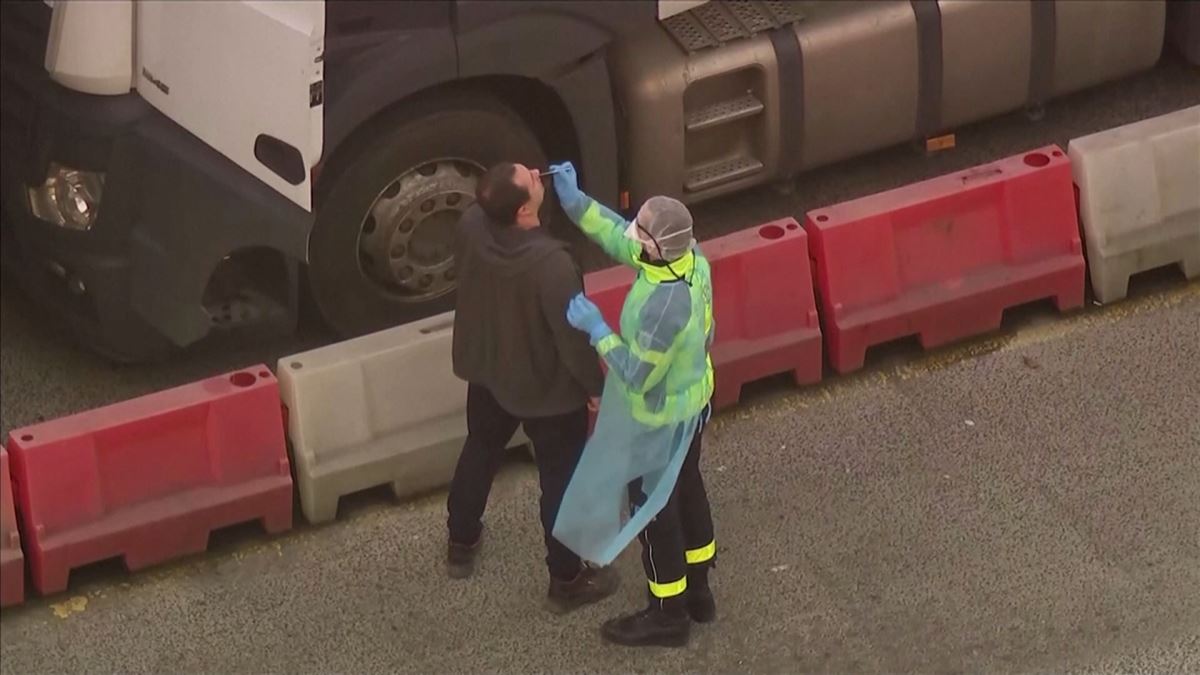 Camioneros atrapados en Dover. Imagen obtenida de un vídeo de ETB.