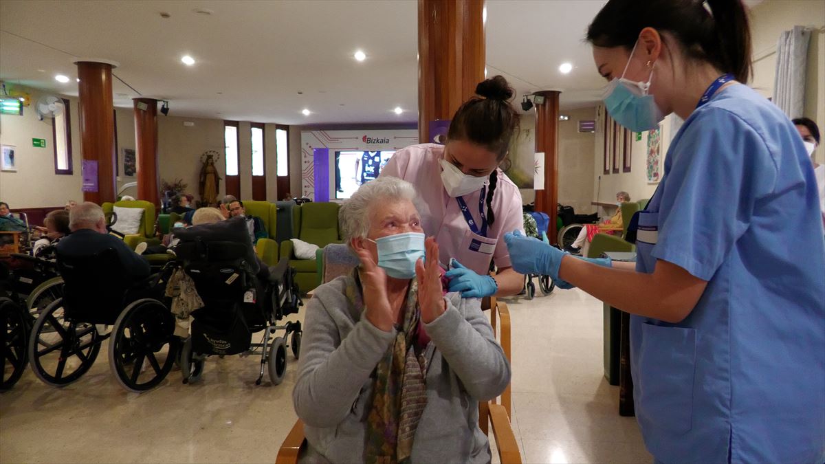 Begoña del Olmo fue la primera persona en recibir la vacuna en Bizkaia, el 27 de diciembre de 2020.