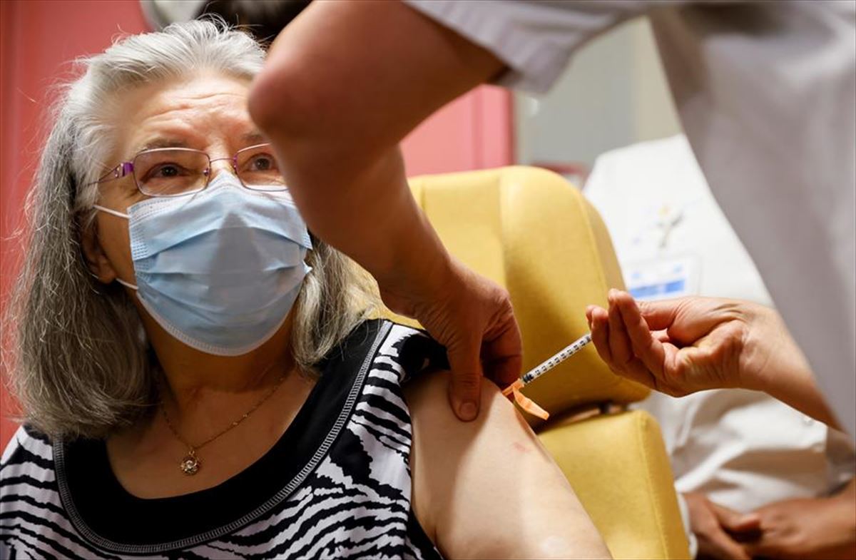Mujer recibiendo la vacuna contra la covid-19. 