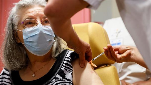 Mujer recibiendo la vacuna contra la covid-19. 