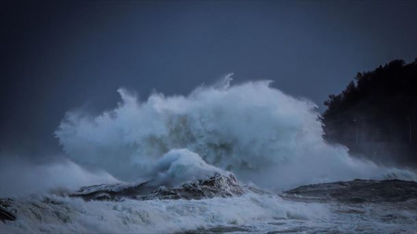 Fuertes olas en San Sebastián.