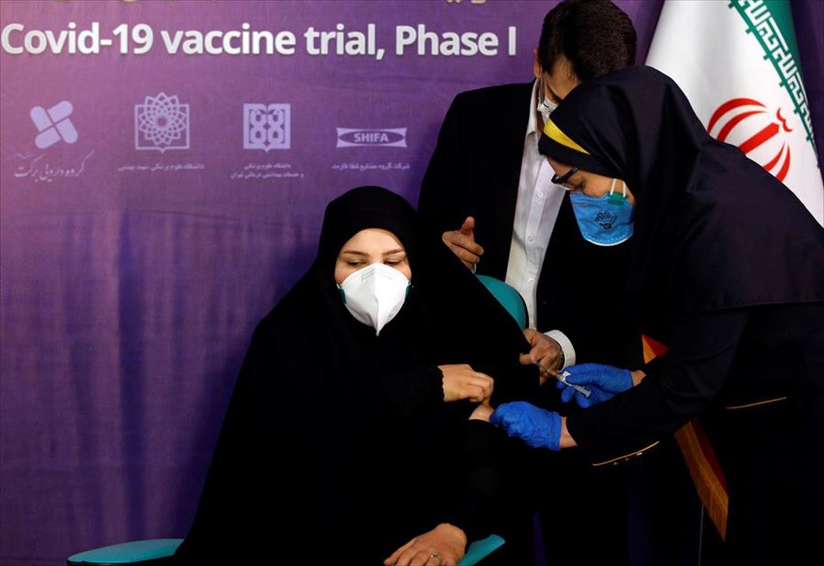 Una de las voluntarias recibe la vacuna