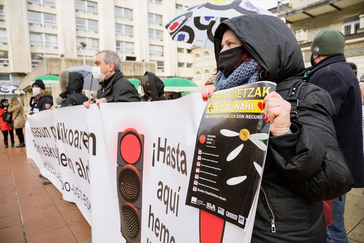 Un momento de la protesta llevada a cabo ante el Hospital de Santiago, de Vitoria-Gasteiz