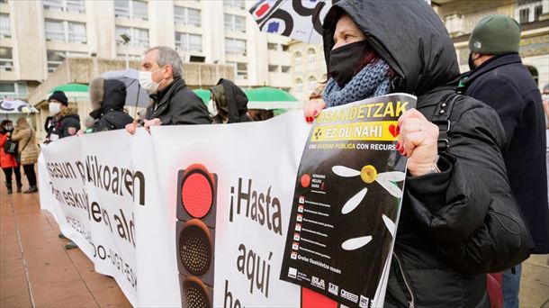 Un momento de la protesta llevada a cabo ante el Hospital de Santiago, de Vitoria-Gasteiz