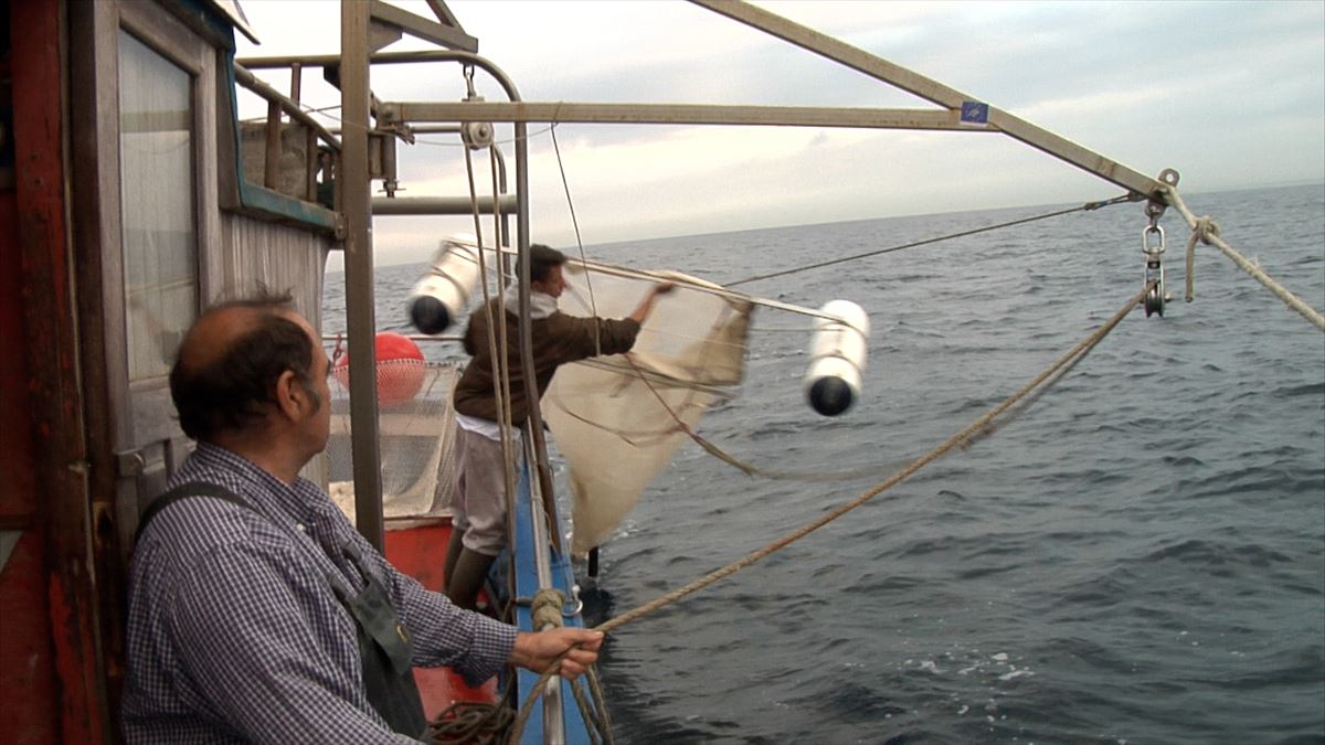 Trabajadores de AZTI recogen microplásticos del mar.