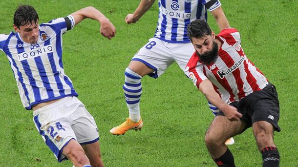 Le Normand y Villalibre durante el último derby. Foto: Efe