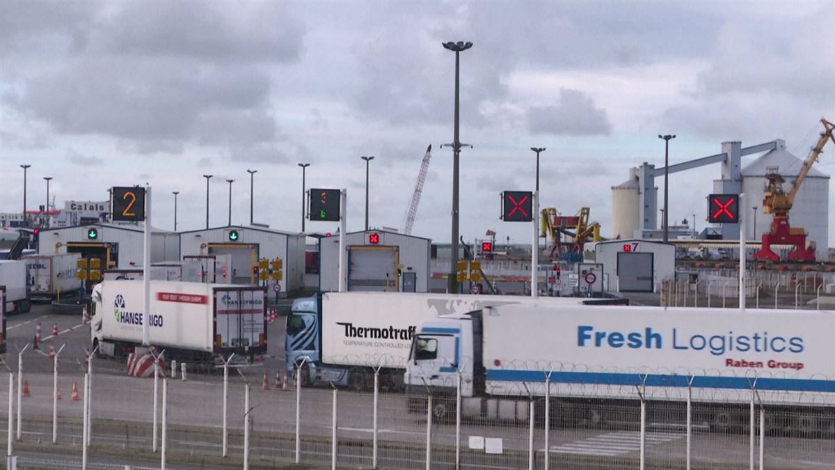 El puerto de Calais afronta con tráfico fluido el primer día de la era ''posbrexit''