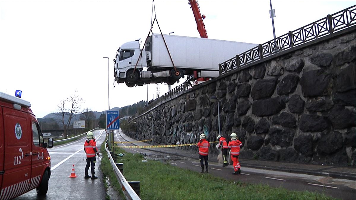 El camión accidentado. Imagen obtenida de un vídeo de EITB.