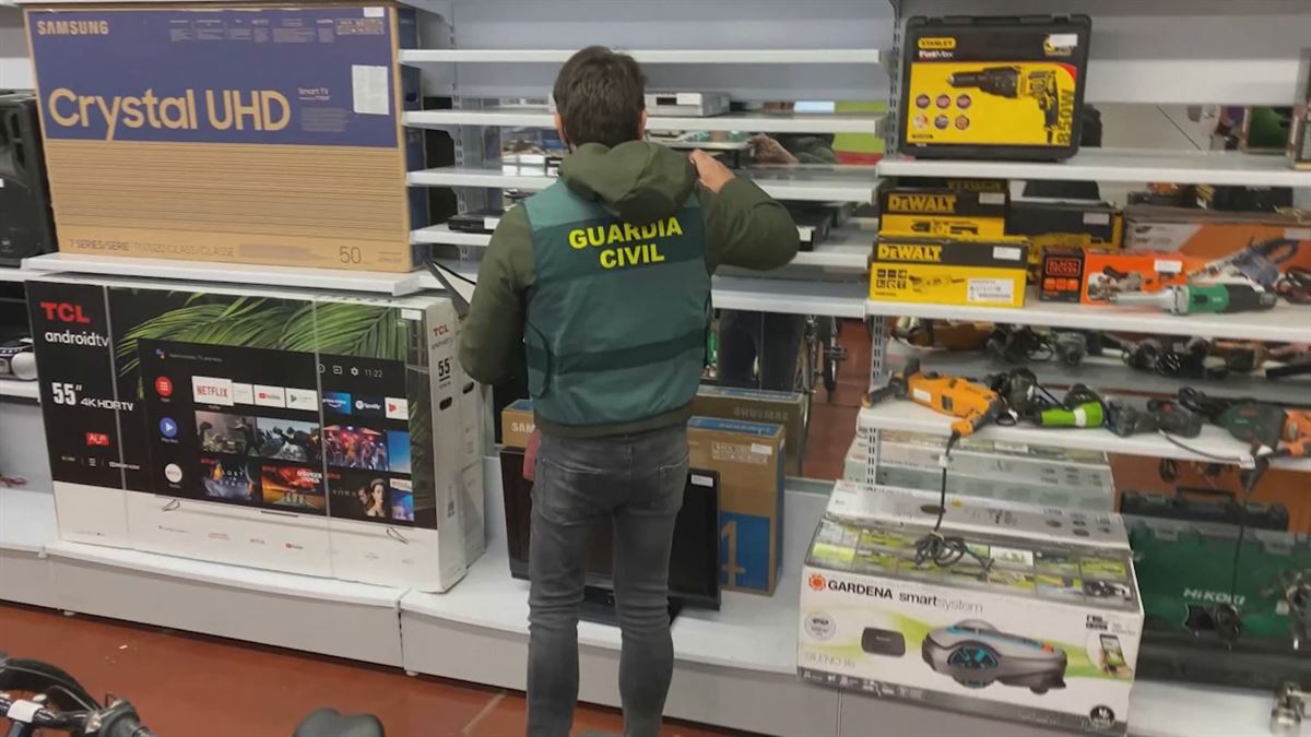 Un guardia civil en alguna tienda de compra-venta de segunda mano