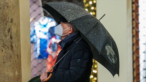 Un hombre de edad avanzada, con mascarilla.