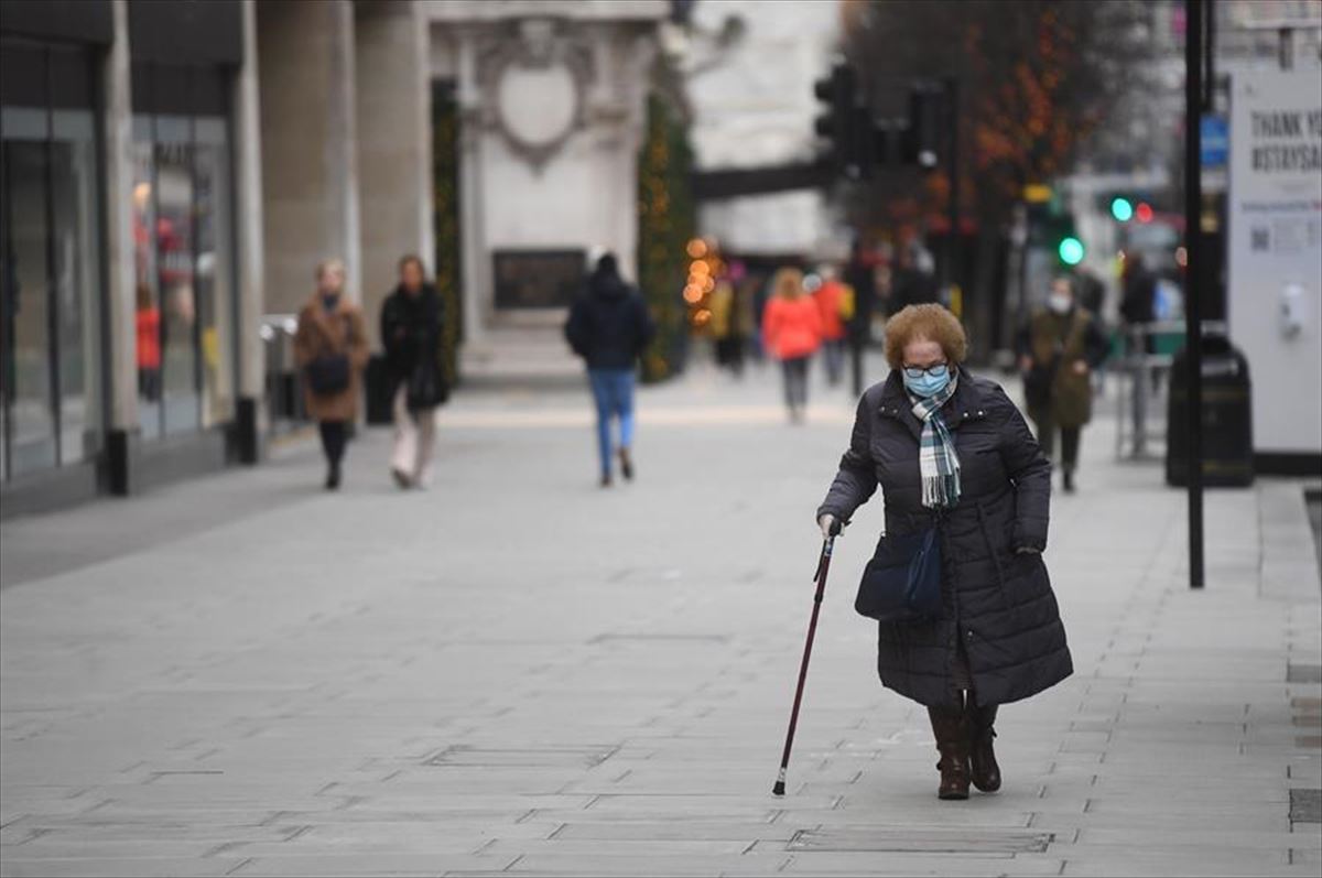 Una mujer pasea por Londres
