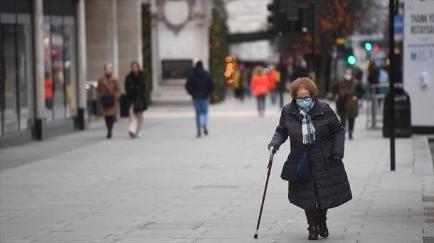 Una mujer pasea por Londres