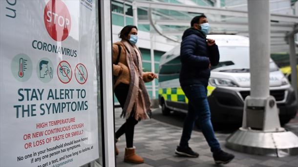 Dos personas pasean por las calles de Londres