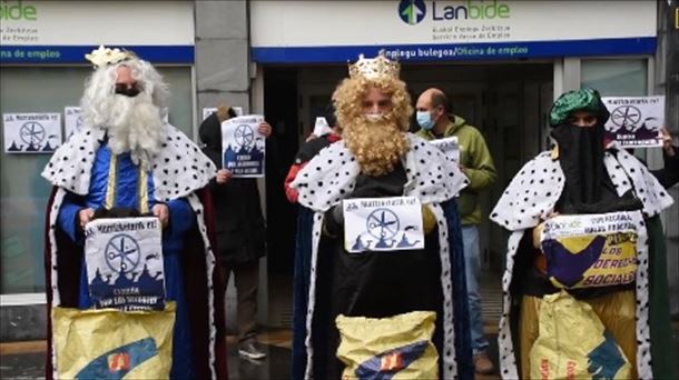 Protesta de los integrantes de la plataforma esta mañana en Barakaldo