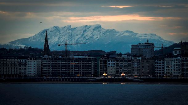 Aiako Harriak desde Donostia-San Sebastián. Foto: Efe