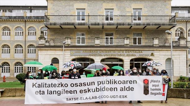 Trabajadores sanitarios se concentraron la semana pasada ante el hospital de Santiago de Vitoria