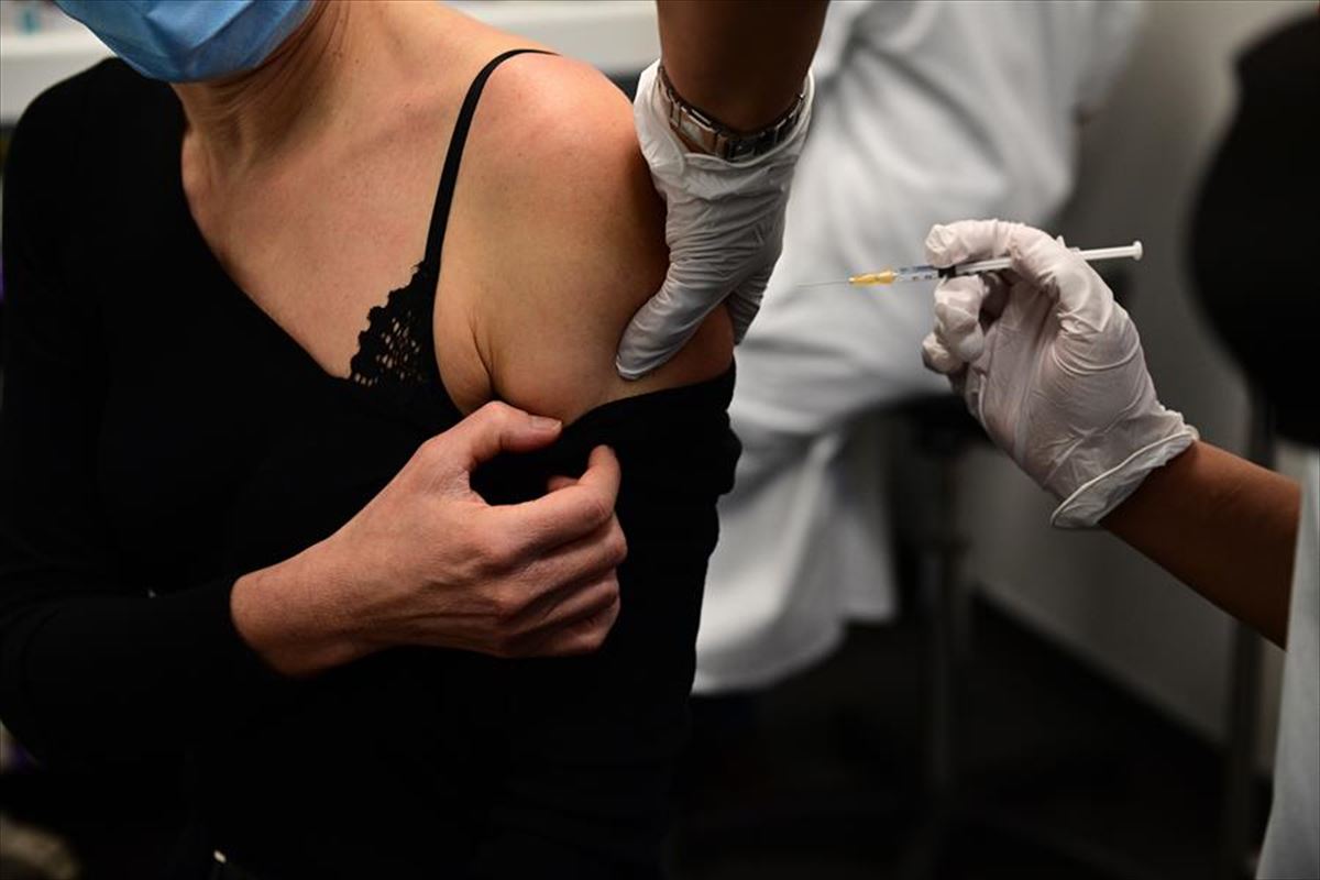 Una mujer recibe la vacuna contra la covid-19 en París.