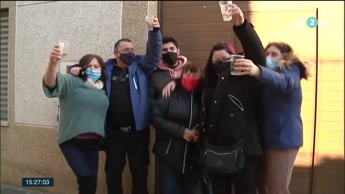 Gente celebrando el premio. Imagen obtenida de un vídeo de EITB.